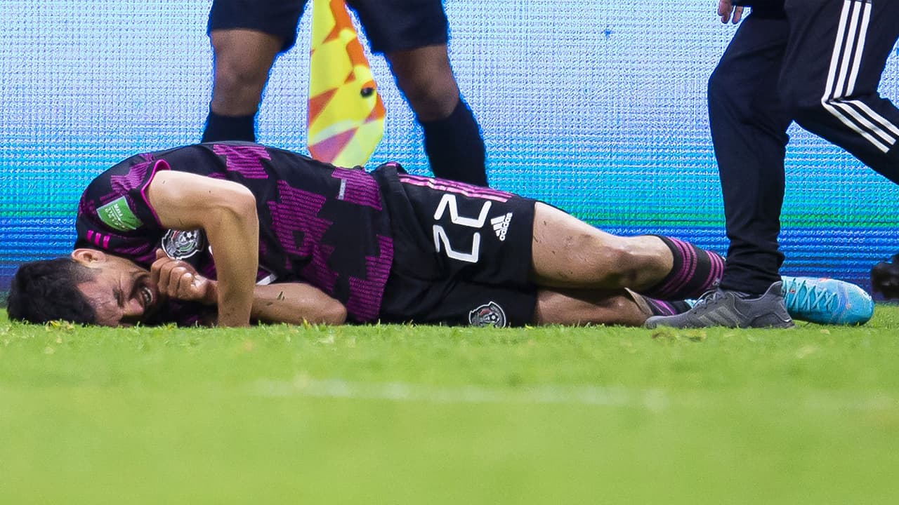 Napoli revela que 'Chucky' Lozano sufre luxación en el hombro