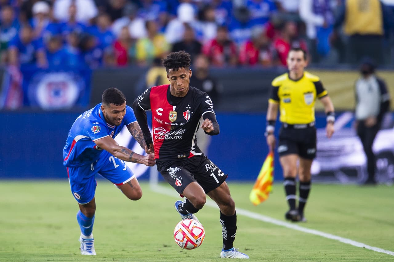 Julián Quiñones pasó de héroe a villano en cuestión de minutos, pues marcó el gol para empatar 2-2 en el tiempo reglamentario, pero voló el último cobro en los penales para darle el triunfo a Cruz Azul.