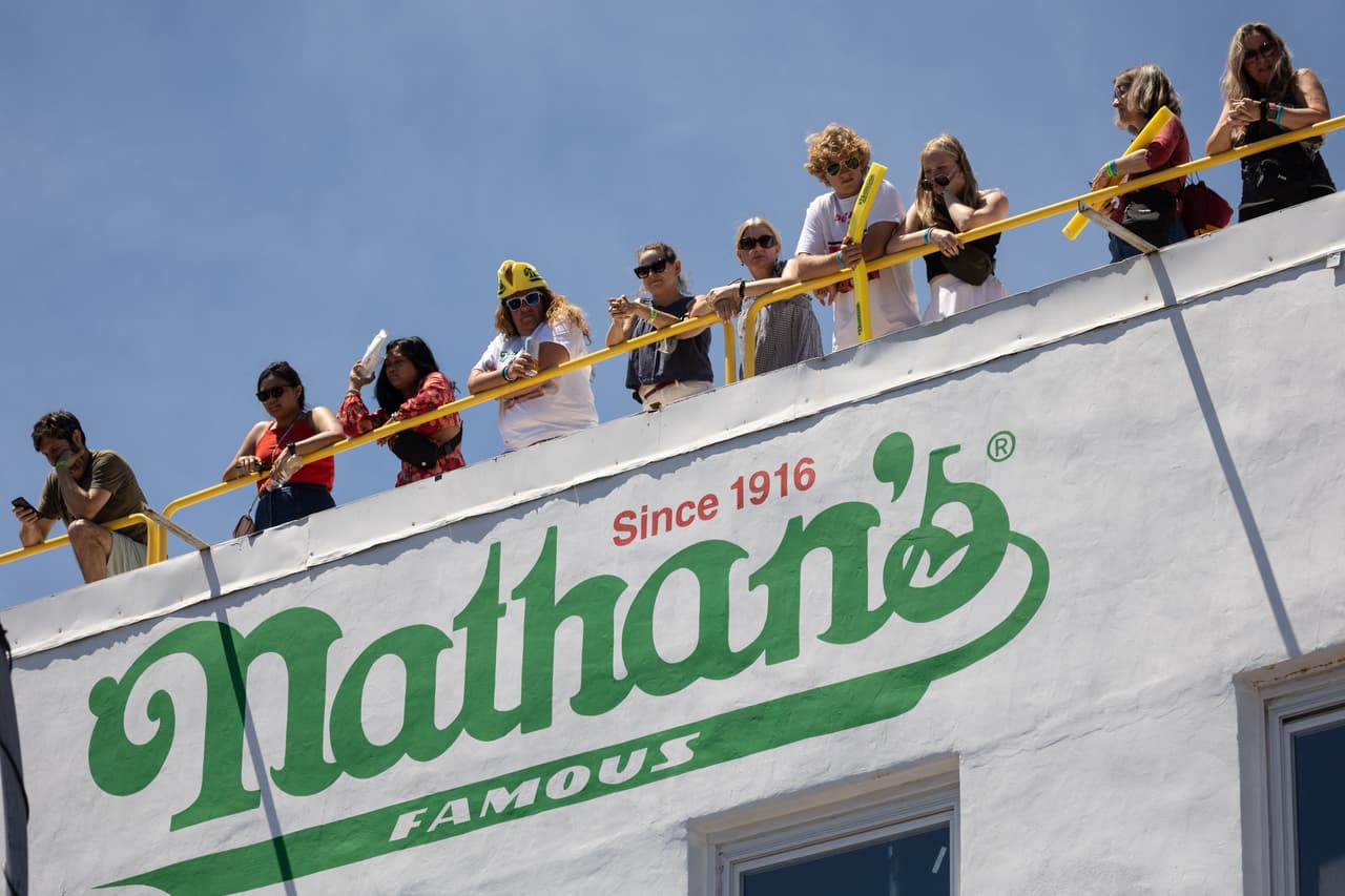 Desde todos los lugares las personas buscan un espacio para no perderse la competencia de hot dogs.