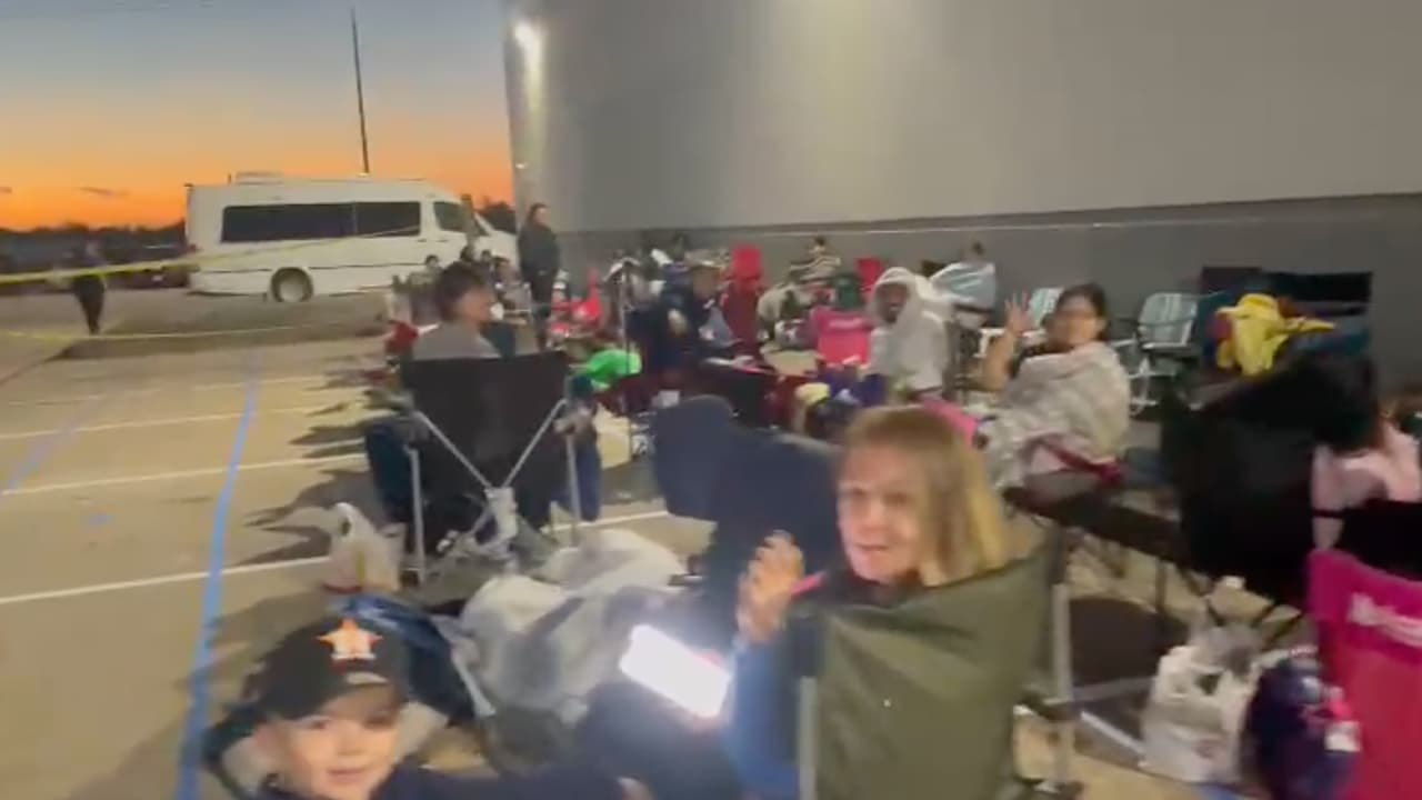 Los aficionados llegaron a Sports Academy en Pasadena desde el miércoles por la noche para reservar su espacio y recibir un autógrafo del jugador venezolano.