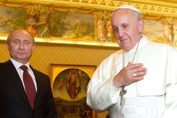 .En otro dato curioso el día de nacimiento del Papa Francisco fue un 17 de diciembre, y el 17 también suma 8, número que hemos visto es muy importante durante todo este período astral lo cual indica también una mayor influencia del Papa en los asuntos políticos internacionales con un mayor acento a una renovación de la Iglesia. Por Profesor Zellagro