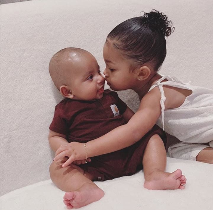 Psalm tiene tres hermanos: North, de 6 años de edad, Saint de y Chicago de 1. Los dos hijos más pequeños de la socialité nacieron por medio de vientre subrogado.
<br>