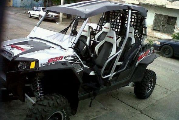 Los automóviles Jeep también son parte de los lujos que presumía en Twitter.