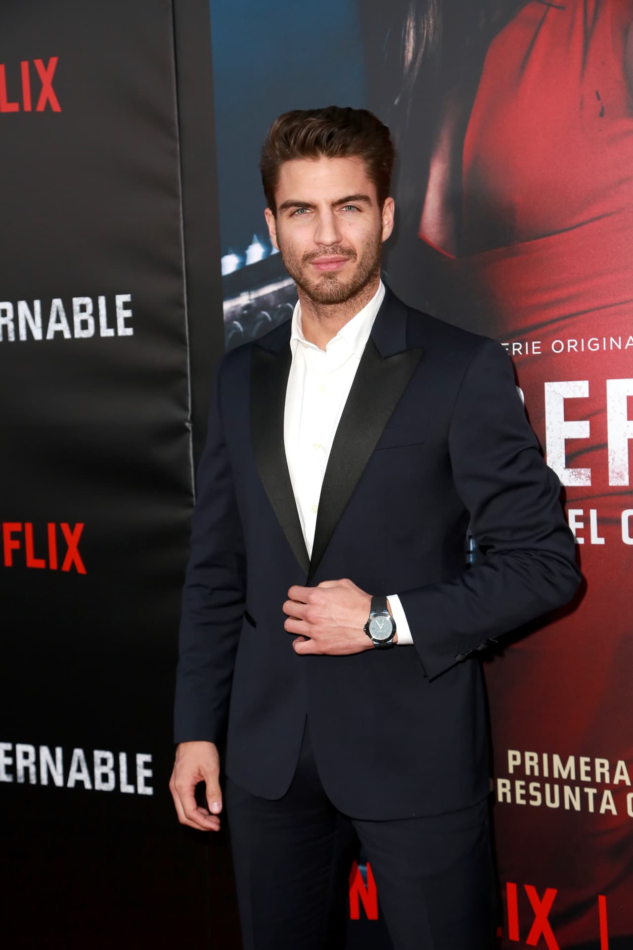 Maxi Iglesias regresa a las series de televisión con Ingobernable. Él posó muy galante en la alfombra roja que se realizó en Miami,