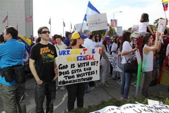 Pese a las distancias y tráfico característico de Los Ángeles, cientos de Venezolanos se unieron a la campaña mundial #SOSVenezuela para apoyar a todo el pueblo venezolano tras 10 días de protestas continuas en dicho país. A la manifestación se unieron guatemaltecos, peruanos, brasileños, libaneses, americanos y muchas otras nacionalidades que hacen vida en la Cosmopolita ciudad del oeste del país. Consignas, cantos y la familiaridad característica venezolana recibieron apoyo de los transeúntes en los alrededores del edificio Federal ubicado en la avenida Wilshire.