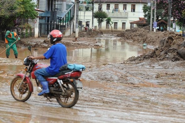 Los departamentos de bomberos local y estatal dirigen las tareas de rescate y dicen que unas 2,500 personas participan en ellas. Se utilizan once helicópteros para llegar a las zonas remotas, y 225 policías federales están en la región para mantener el orden.