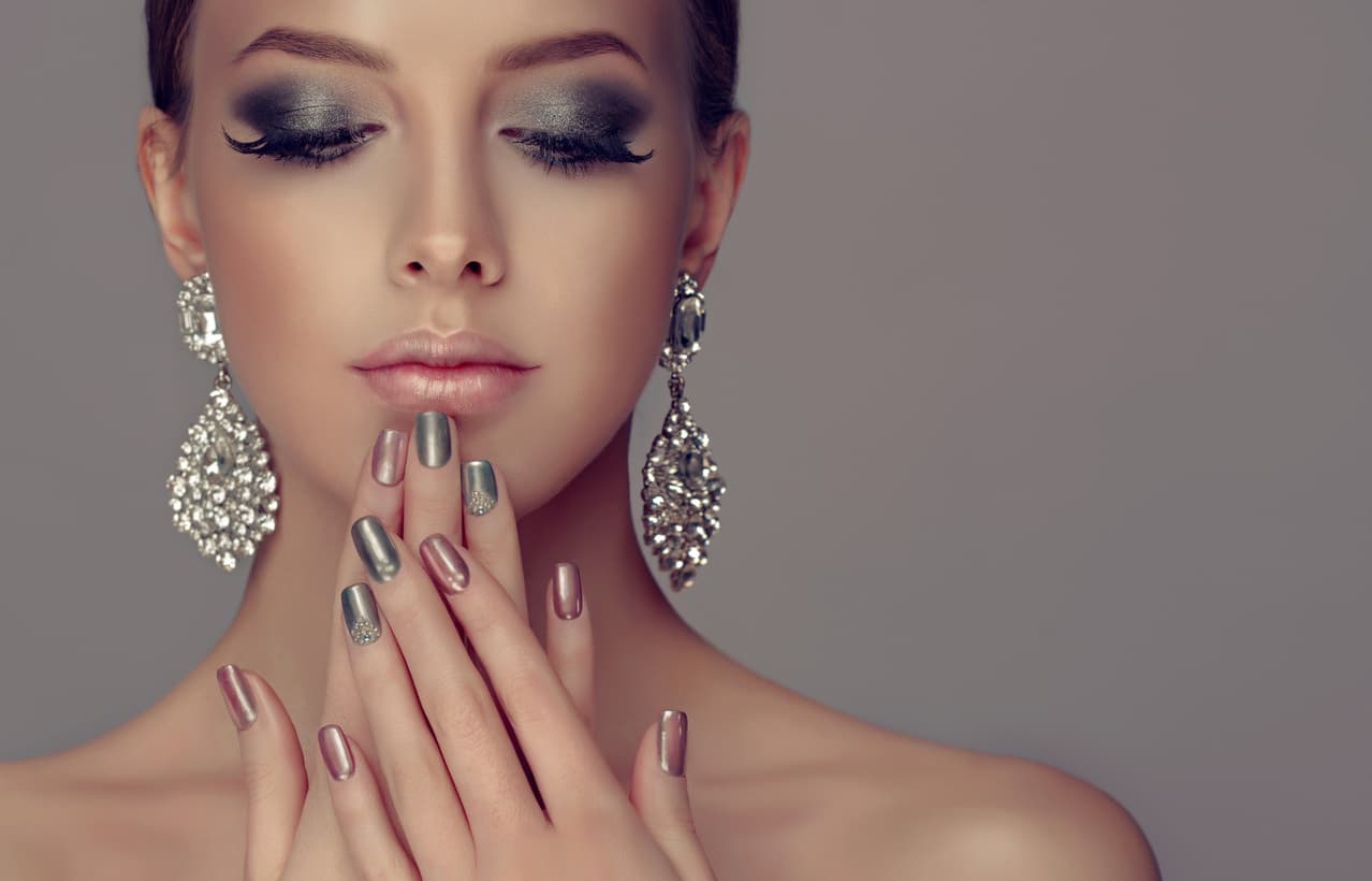 El
<a href="https://www.univision.com/estilo-de-vida/asi-se-vive-mejor-belleza/el-nail-art-de-las-famosas-fotos">esmalte plateado</a> no podía faltar en la lista, pues este color es hermoso y delicado. Eso sí, recuerda poner al menos tres capas de barniz, para que dure más tiempo.