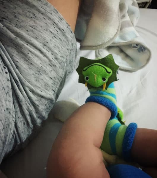 Poco a poco Diego comienza a conocer el mundo: "Sus calcetines favoritos#Diego #tíaAriFan #dinosaurios #sepasahorasviendolos #yoyendolos".