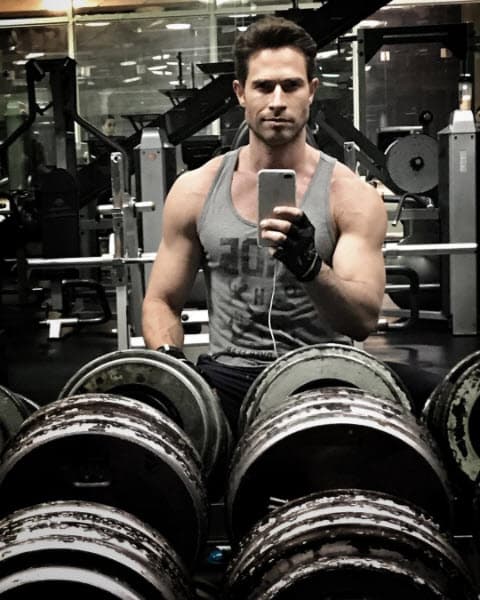 El
<b><a href="Sebastián Rulli">argentino</a></b> ha demostrado que es muy disciplinado en el gimnasio, de vez en cuando sube imágenes donde lo vemos haciendo pesas.