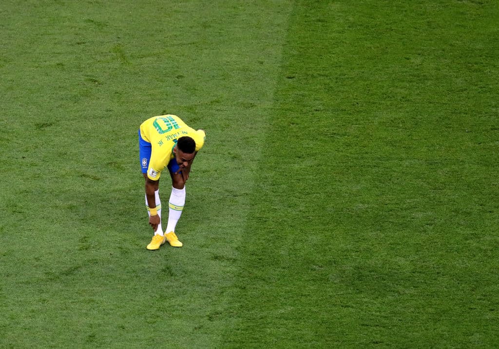 Con el marcador en contra, lejos de tener alguna clase de injerencia en la ofensiva de Brasil, el '10' prendió las alarmas entre sus fanáticos por una molestia que lo obligó a ser atendido afuera.