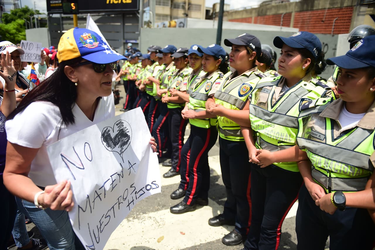 "No maten a nuestros hijos". Madres entristecidas por las noticias de las recientes muertes de jóvenes se acercaron a hablar con la fila de mujeres policías. La más reciente fatalidad fue un joven de 22 años que falleció durante los saqueos que se registraron en la ciudad de Valencia, estado Carabobo.