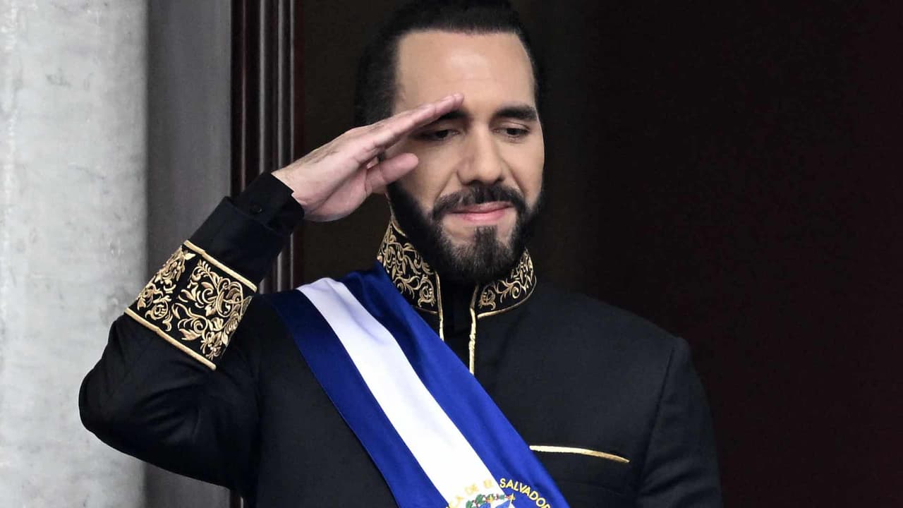 <b>EN VIDEO: Nayib Bukele asumió su segundo periodo consecutivo como presidente de El Salvador, el cual irá hasta 2029. </b>También puedes ver: 
<a target="_blank" href="https://www.univision.com/shows/noticiero-univision/era-una-zona-roja-miles-de-soldados-y-policias-recuperan-colonias-dominadas-por-pandillas-en-el-salvador-video">"Era una zona roja": miles de soldados y policías recuperan colonias dominadas por pandillas en El Salvador.</a>