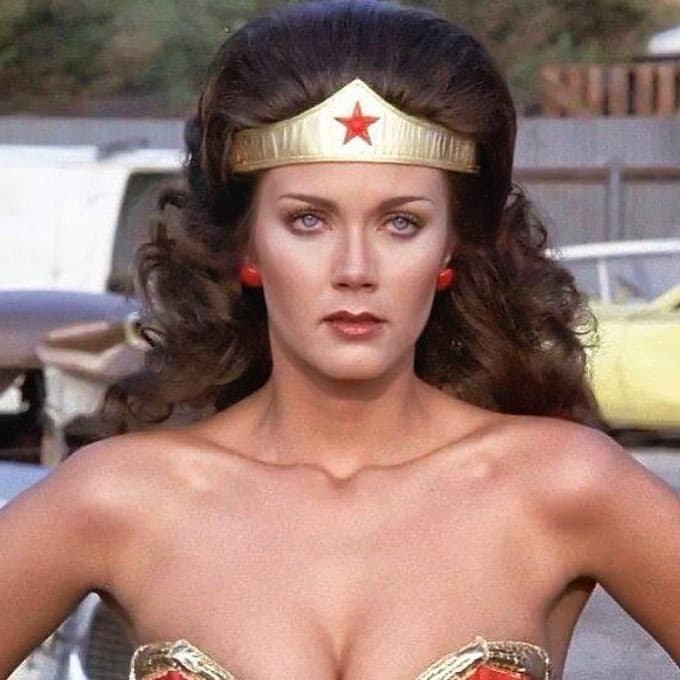 Lynda Carter dio vida a este icónico personaje durante tres temporadas (1975- 1979), la cual fue creada por Douglas S. Cramer y Stanley Ralph Ross.
