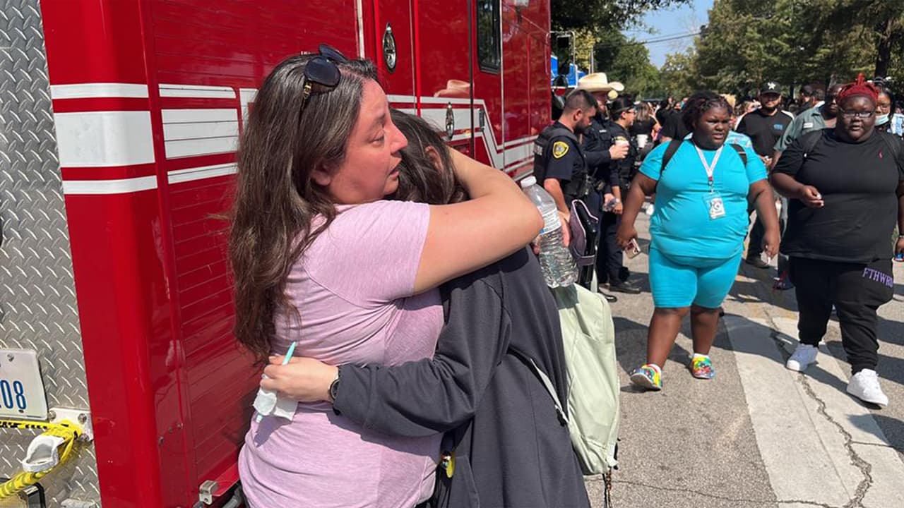Unas dos horas más tarde de reportarse el incidente, los estudiantes pudieron salir de la escuela para reunirse con sus padres.