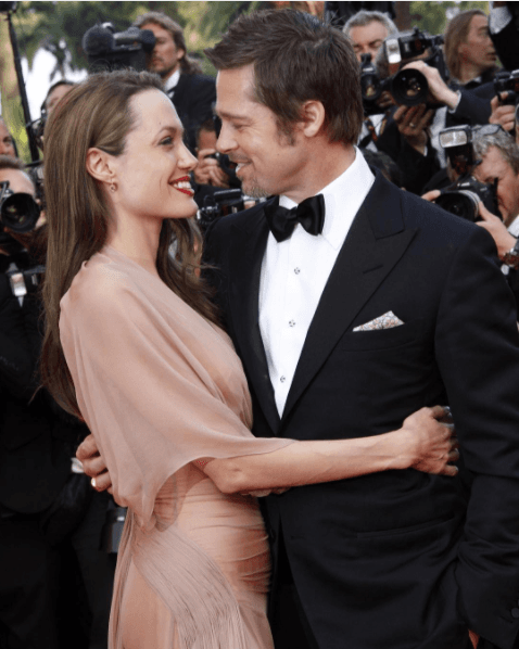 Las vidas de Angelina Jolie y Brad Pitt se cruzaron en el set de filmación de la película 'Mr. & Mrs.Smith' en 2004, pero fue hasta 2006 que ambos actores hicieron pública su relación al mismo tiempo que anunciaron la llegada de su primer hijo.