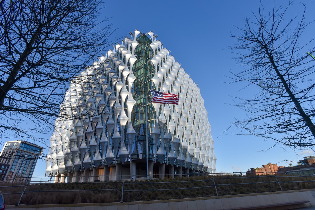 La nueva embajada es un cubo de vidrio de 12 pisos diseñado por la firma de arquitectura de Filadelfia KieranTimberlake. La nueva embajada será inaugurada oficialmente el próximo mes, pero por el secretario de estado Rex Tillerson.