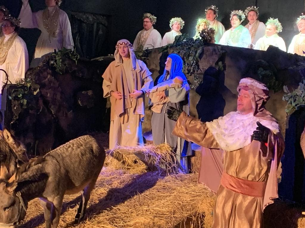 Horario: 22, 23, 24 y 25 de diciembre y abierto de 6 p.m - 9 p.m. El evento es gratis, pero se aceptan donaciones.