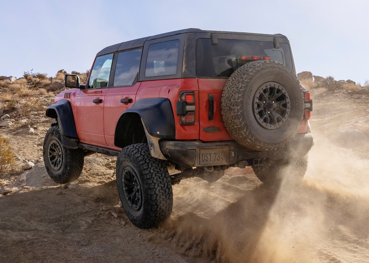 Ford recientemente presentó a la nueva integrante en su familia de SUVs: la Ford Bronco Raptor 2022.