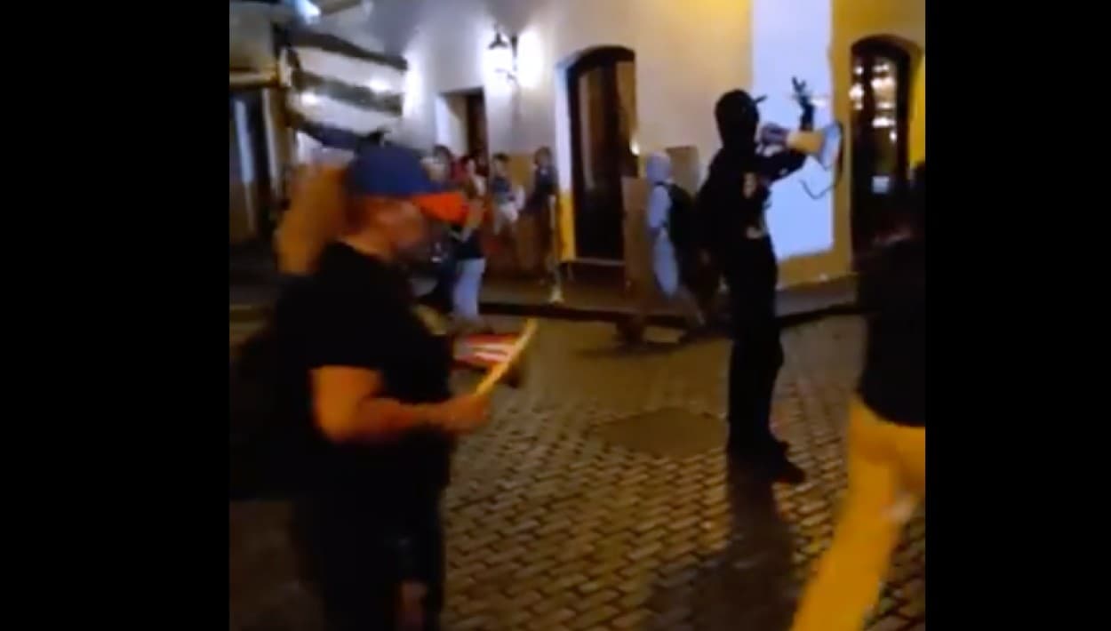 Primer cacerolazo en casa del gobernador: exigen en Puerto Rico la renuncia de Pedro Pierluisi y salida de LUMA