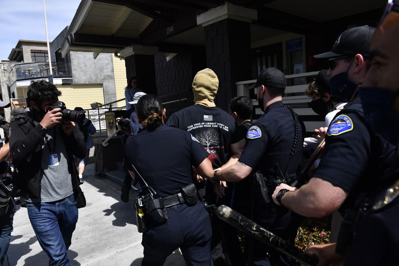 Las cosas comenzaron a calentarse después de la 1 pm, con muchas personas cargando banderas y carteles estadounidenses que apoyan al expresidente Donald Trump.
<br>