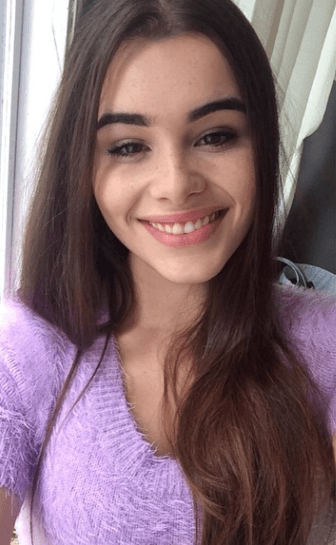 Aquí, interpreta a Kat Hernandez, una joven discreta, tímida e insegura, que después deja para convertirse en una chica rebelde, llamativa por su nuevo estilo y extravagancia al maquillarse. Características que no tenía a sus 17 años, aquí se ve muy dulce, inocente y alegre.