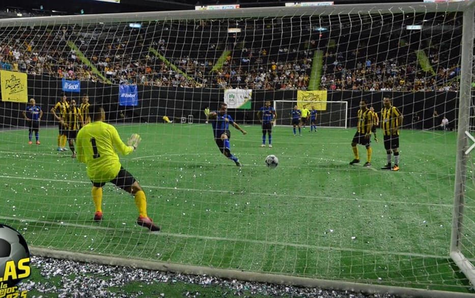 Penalti a favor de los norteños y el portero Elías Medina no supo ni por dónde pasó el esférico.