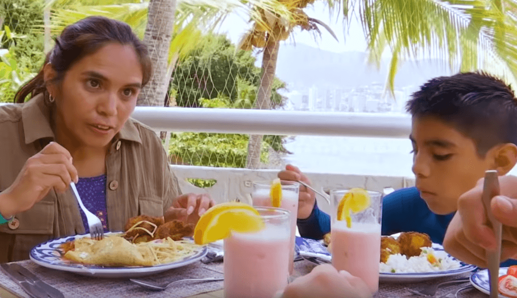 "Josué comentó que él y su familia no tenían los recursos para ir de vacaiones, y que los demás le contaban: 'Yo me fui de vacaciones', pero él no había tenido esa oportunidad. Entonces, verlo tan contento en la playa, con su familia, fue un momento muy bonito para mí", señaló Albertano a Univision Entretenimiento.