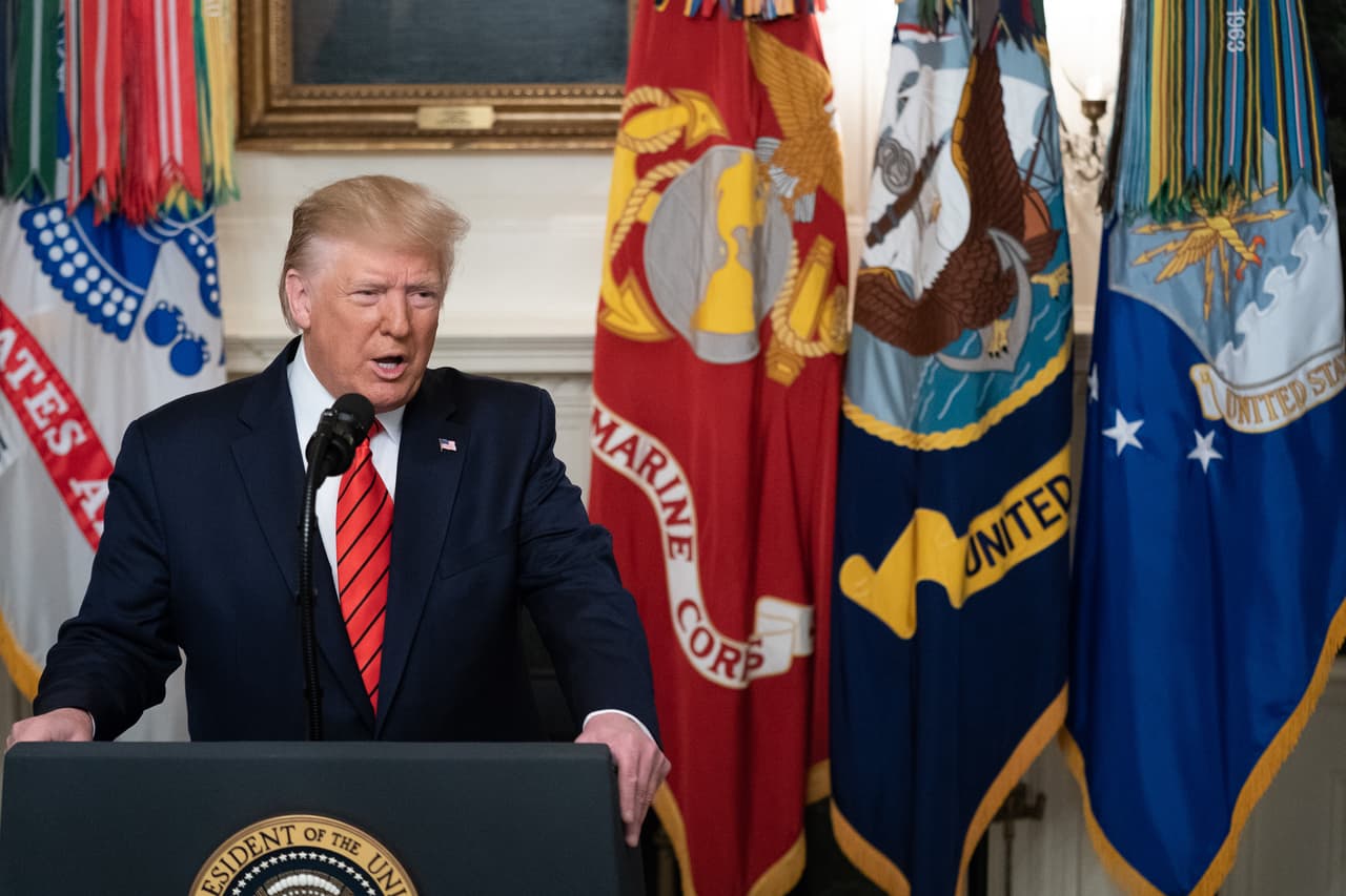 Para la transmisión fueron colocadas las banderas de las distintas fuerzas militares estadounidenses.