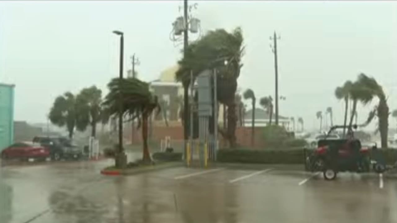 En la isla de Galveston, se reportan vientos muy fuertes que tumbaron bardas y tendidos eléctricos.