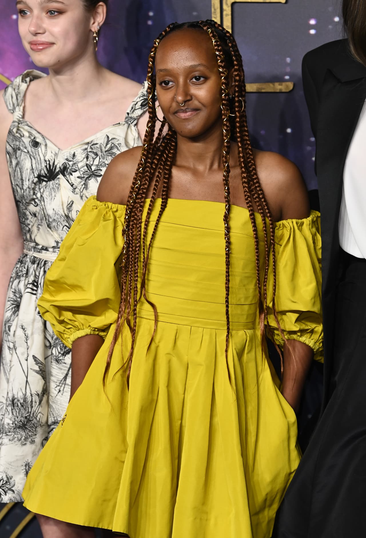 A sus 17 años también ha brillado en su paso por la alfombra roja en varias ocasiones; una de ellas fue con este hermoso vestido amarillo en el lanzamiento de 'Eternals' (2021), durante la premiere de Londres.