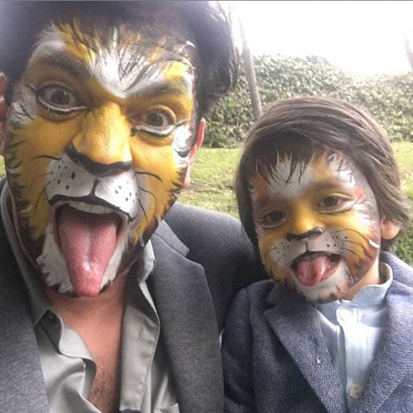 Entre más crece, el pequeño León luce más parecido a su papá.