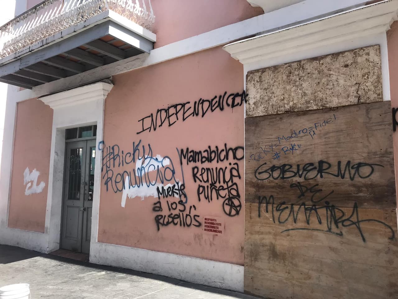 Paredes de los edificios del viejo San Juan con graffiti