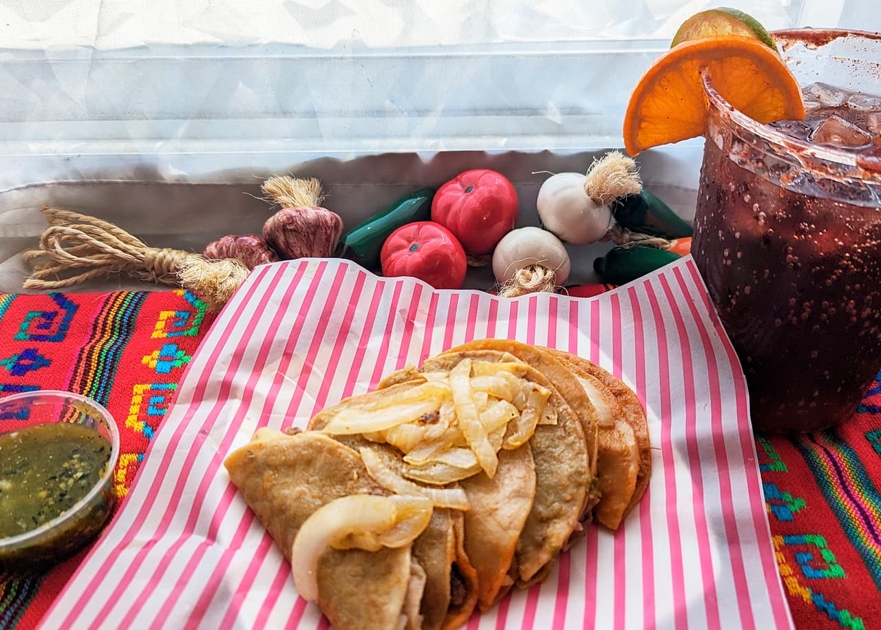 <b>Una experiencia con sabor chilango </b>|
<b> </b>Back of the Yards
<br>Guapo Taco
<br>2430 W 47th St. Chicago, IL 60632 
<br>(773) 696-2777
<br>Mar.-Dom. 9a-9pm
<br>Lun. Cerrado
<br>Facebook.com/guapotacoinc/
<br>Elguapotaco.com
<br>Tipo de pago: Efectivo y crédito
<br>
<br>¿A dónde tan guapo?
<br>
<br>Cerca del barrio de las empacadoras, se encuentra Guapo Taco, un local pequeño pero con mucho carácter. El espacio nos recuerda a la experiencia de comer en las fondas o tianguis típicos de México. Mesas con manteles coloridos, toldos sobre la barra y decoraciones en las paredes lo transportan a la CDMX.
<br>
<br>El chef Emanuel “Manny” Gonzáles se ha encargado de armar un menú tan divertido como el local y cuenta con un personal atento y cordial. En cuestión de tacos, es uno de los pocos lugares que ofrece tacos de canasta o tacos sudados, tan populares en las grandes ciudades. Podemos saborearlos como aperitivo, o probar varios entre sus variedades clásicas: chicharrón, chorizo con papas, picadillo, frijoles, entre otros.
<br>
<br>Si les provoca algo más, recomendamos la torta de chilaquiles, los molletes con frijoles y queso gratinado, o los tlacoyos hechos de masa de maíz rellenos de frijoles con fresquísimos nopales y tomates. Eso sí, tengan mucho cuidado con la salsa verde— aunque muy sabrosa es muy picante. 
<br>
<br>Para beber, alguno de sus refrescos preparados como “La sangrona” a base de sangría, agua mineral y jugo de limón, “El diablito” con agua mineral y dulce de tamarindo, o la cremosa agua de dulce de mazapán. El local no cuenta con estacionamiento propio, pero no es complicado encontrar un lugar dónde dejar el coche.
<br>
<b>—Roger Vázquez</b>