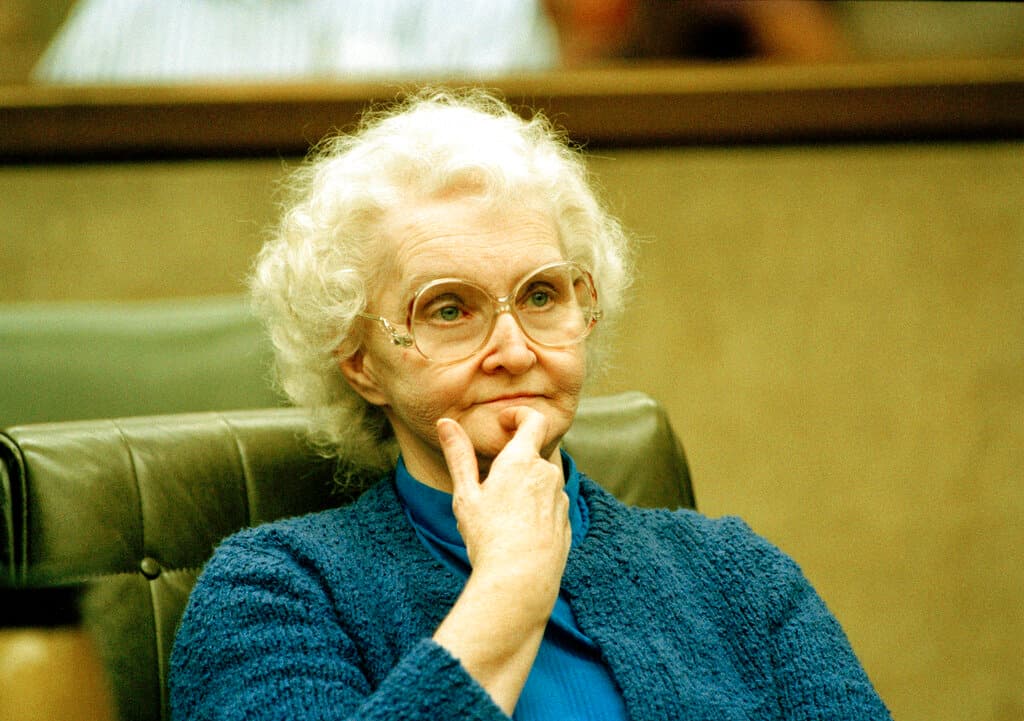 <b>Dorothea Puente</b> operaba una 
<a href="https://www.univision.com/local/sacramento-kuvs/especial-la-casa-de-dorothea-puente">casa de huéspedes en el centro de Sacramento</a> en la década de los 80 para personas sin hogar o de bajos recursos. 
<br>
<br>La mujer de 60 años drogaba y asesinaba a sus inquilinos para poder quedarse con sus cheques del seguro social, enterrando los cuerpos en su propiedad, hasta que fue descubierta y arrestada en 1988. 
<br>
<br>Fue hallada culpable de al menos 
<b>tres homicidios</b>, aunque en su propiedad se descubrieron por lo menos nueve cuerpos, y condenada a cadena perpetua. Murió en prisión en 2011 a los 82 años.