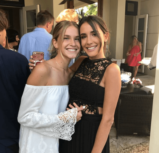 Su hermana Nicole también estuvo acompañando a Hannah en este día especial.