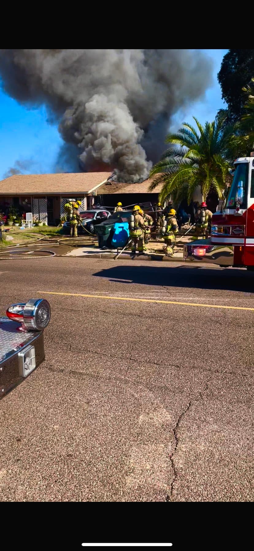 "Por lo que dicen los vecinos, la casa estaba siendo renovada, y la otra casa tiene dos ocupantes desalojados", dijo el capitán Todd Keller del Departamento de Bomberos de Phoenix.