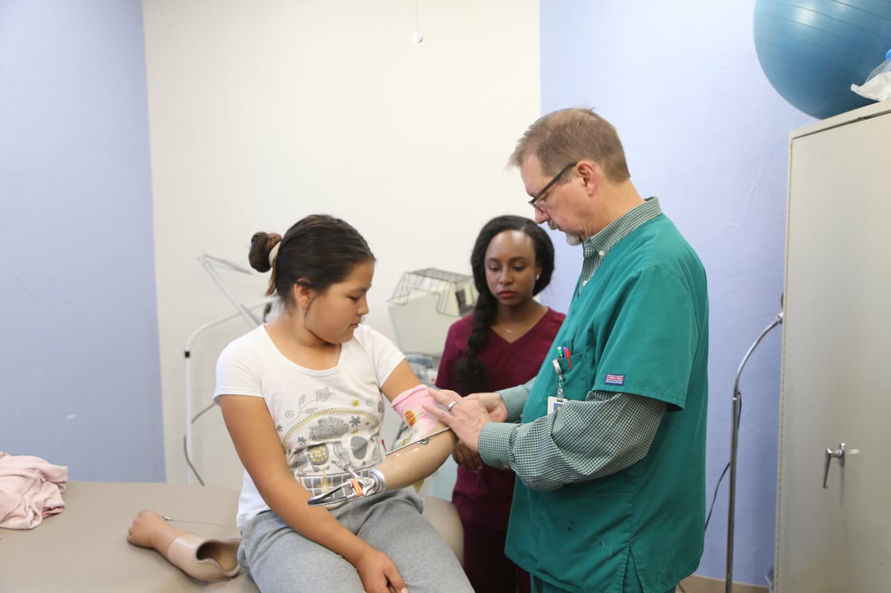 Después de ajustar la prótesis, con su madre a su lado, Moor le pidió a Miranda que 
<b>"completara la primera tarea usando su prótesis con motor corporal recogiendo una banda elástica específica de una bolsa grande de bandas multicolores"</b>.