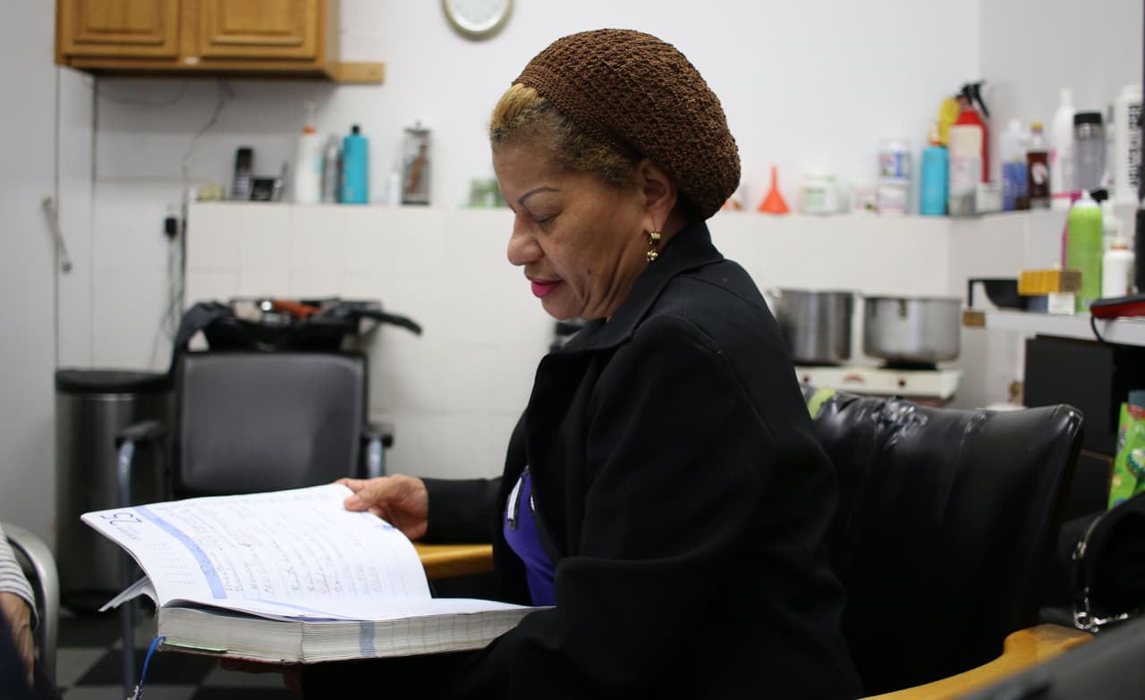 María Ramos apunta todas sus deudas en una agenda desgastada del 2014, el mismo año que pidió los préstamos para abrir su peluquería.