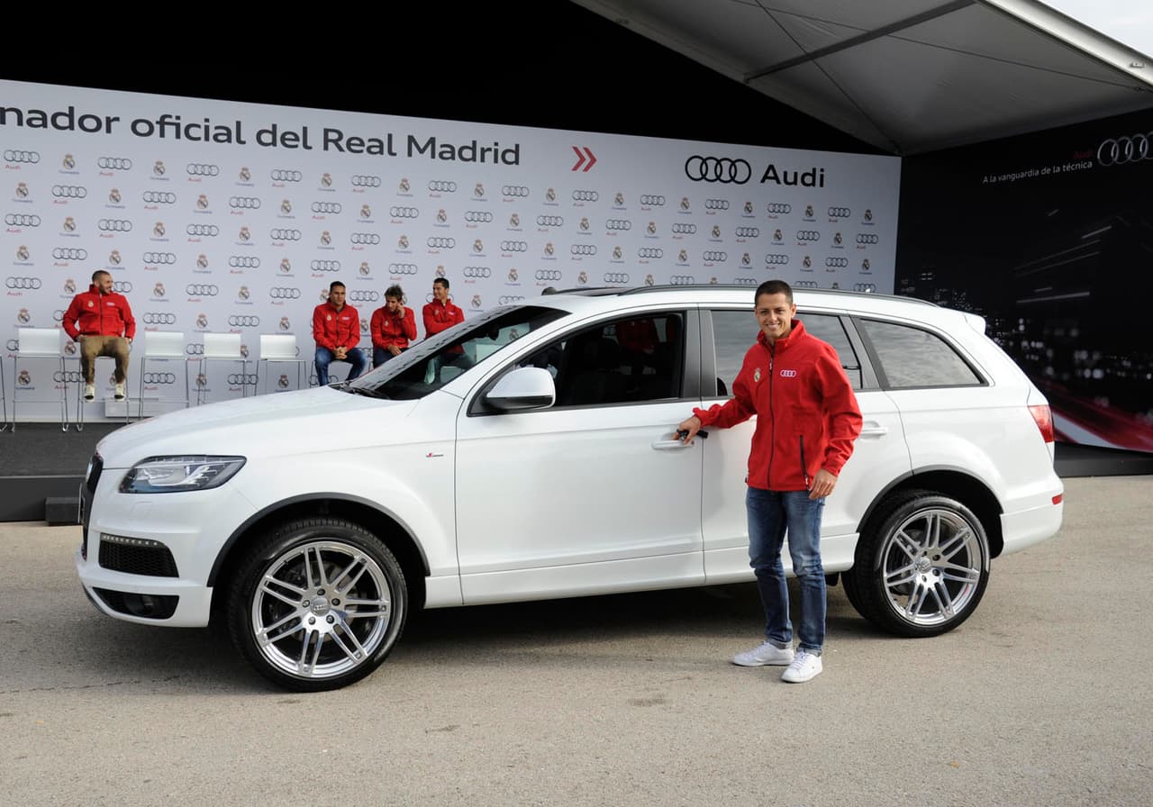 Una gran ventaja de haber jugado para el Real Madrid es la alianza con Audi. La marca alemana obsequia a todos los jugadores del equipo el modelo que ellos prefieran. En la imagen se ve a ‘Chicarito’ recibiendo las llaves de un Audi Q7, en ese entonces el modelo más reciente de la marca de los cuatro aros.