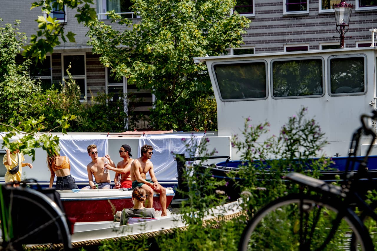 En los Países Bajos, donde muchos han decidido refrescarse en los espacios públicos, el récord nacional de calor, era de 101.4 grados Fahrenheit (38.6 grados centígrados). Se había mantenido durante 75 años hasta que fue superado ahora.