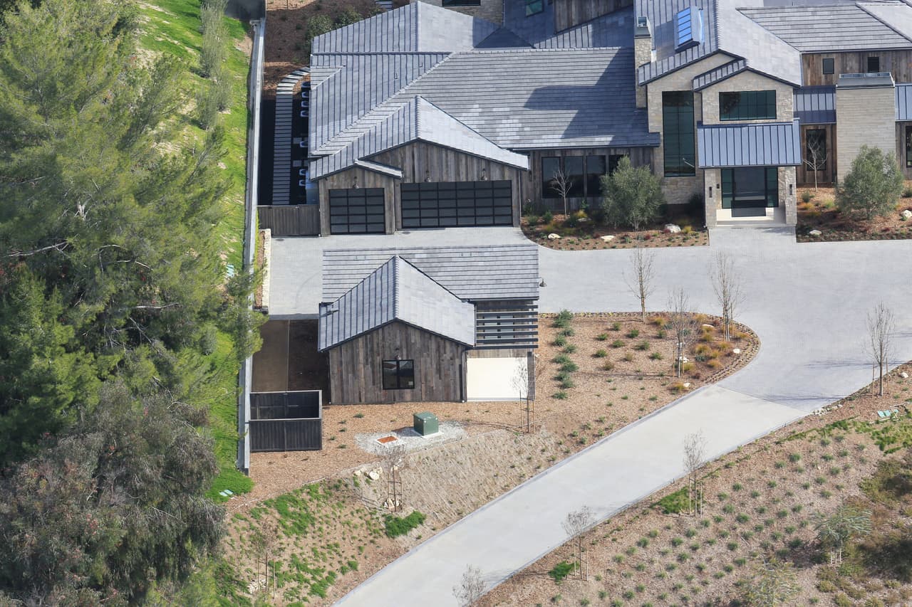 Kylie compró su primera mansión en Hidden Hills, California, de 7,000 pies cuadrados por 5.2 millones de dólares.
<br>