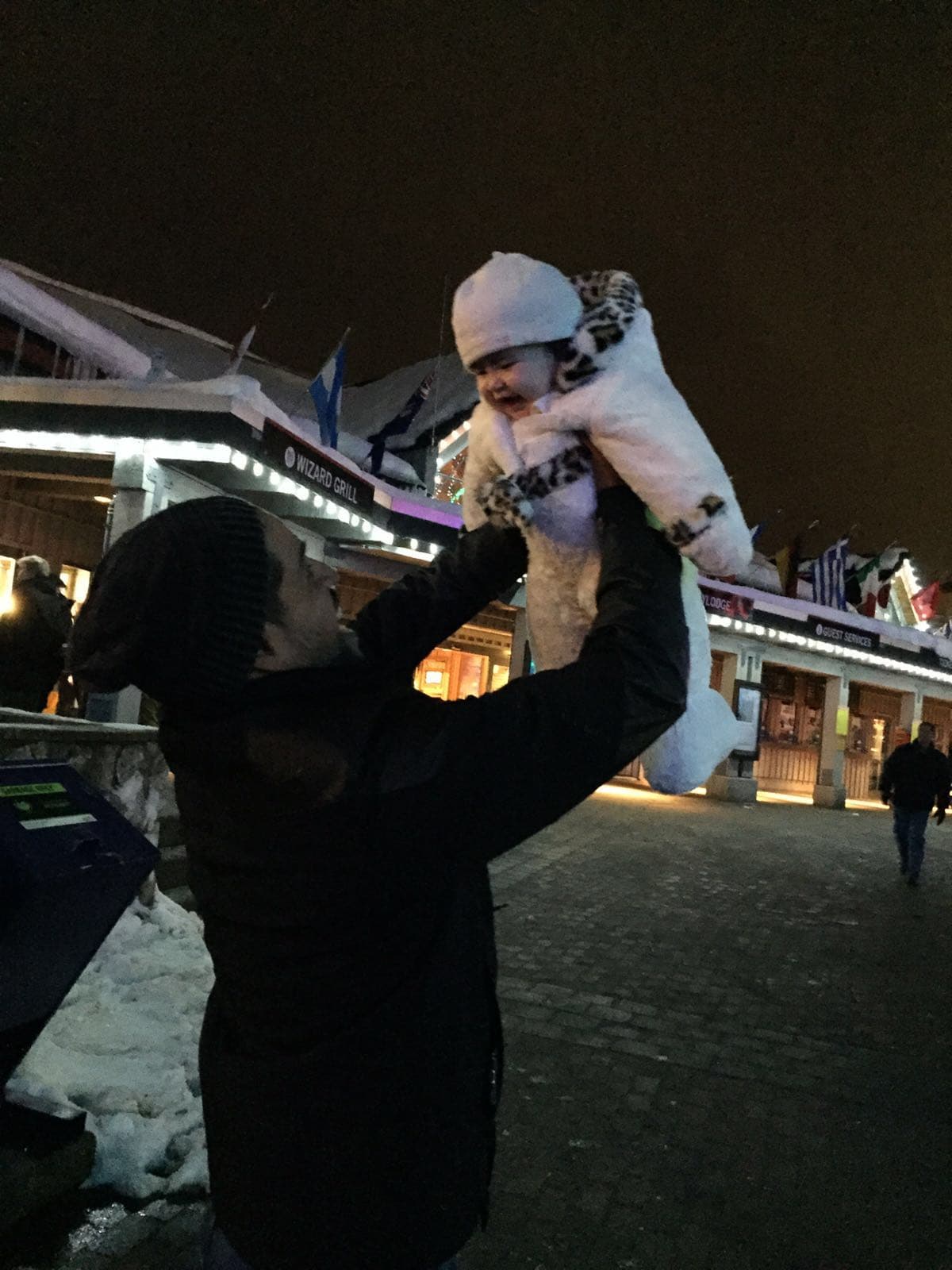 Papi no tiene frío, de tanto jugar con su princesa.