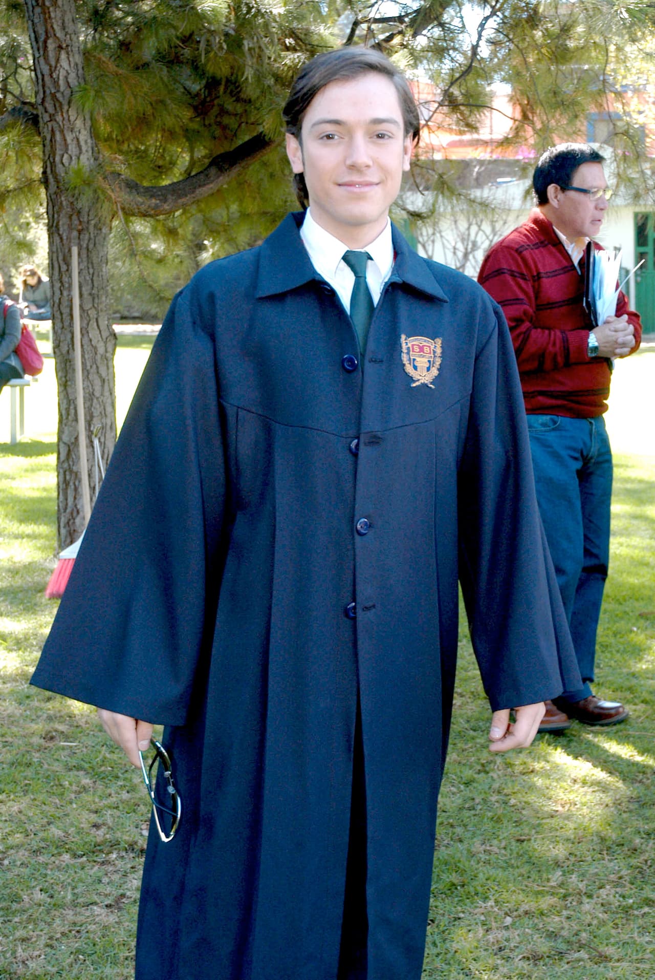 También en 2009, el cantante recibió una invitación de la productora Rosy Ocampo para integrarse al elenco de 'Camaleones', donde compartió créditos con Belinda y Alfonso Herrera.