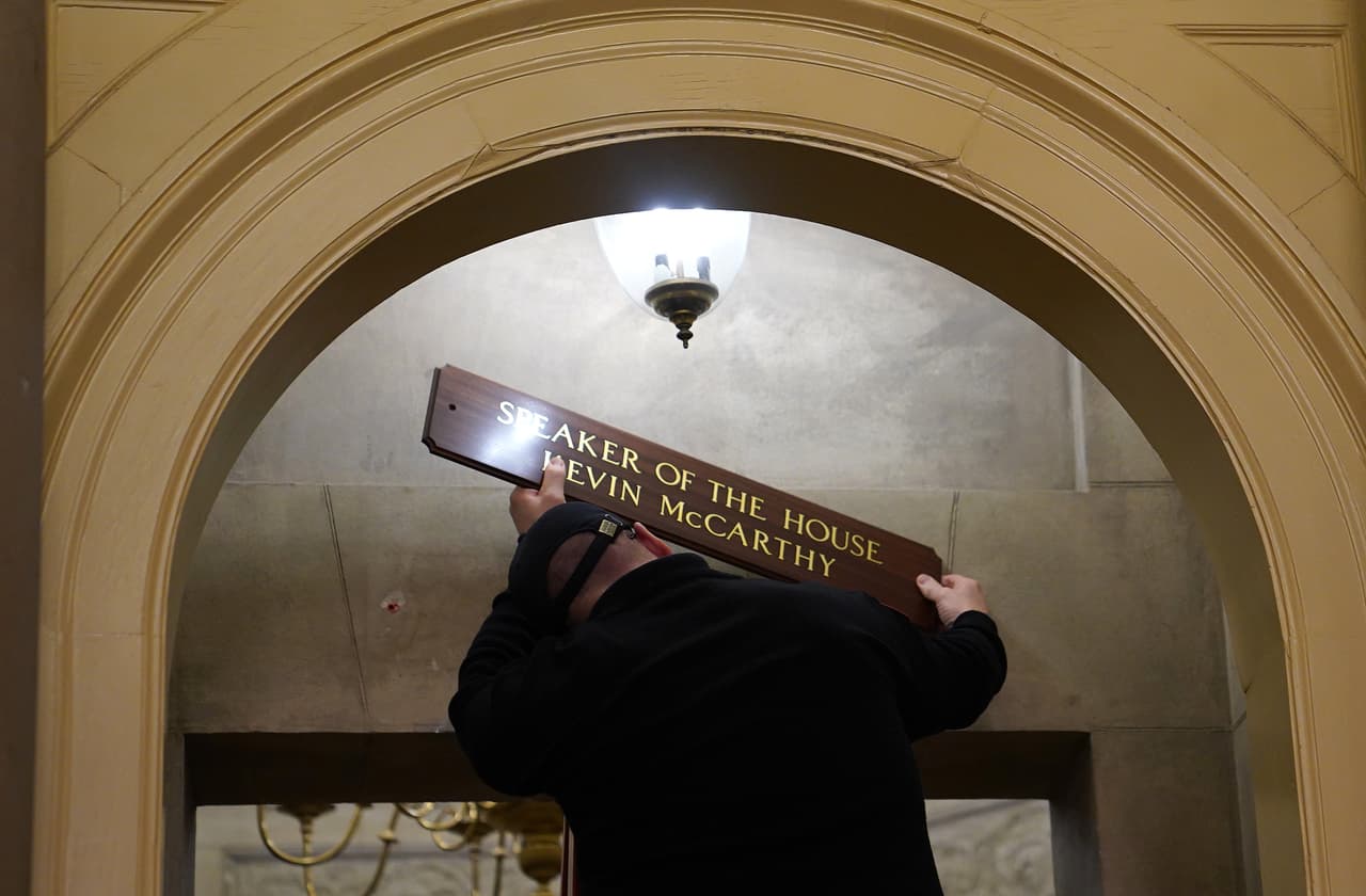 Un empleado del Congreso coloca el nombre de Kevin McCarthy frente a la oficina del presidente de la Cámara de Representantes el 7 de enero del 2023.