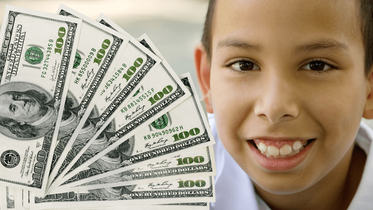 Desde mediados de junio, el 
<a href="https://www.univision.com/temas/impuestos">Servicio de Rentas Internas (IRS)</a> comenzó a enviar un documento a 36 millones de hogares estadounidenses donde se les informa de su elegibilidad para recibir el 
<a href="https://www.univision.com/local/fresno-kftv/recibire-credito-tributario-hijo-esto-debes-saber-recibiste-carta-irs">Crédito Tributario por Hijo</a>. Este beneficio ya existía, pero que el Plan de Recuperación Estadounidense aprobó un aumento del tope máximo de $2,000 a $3,600.
<br>