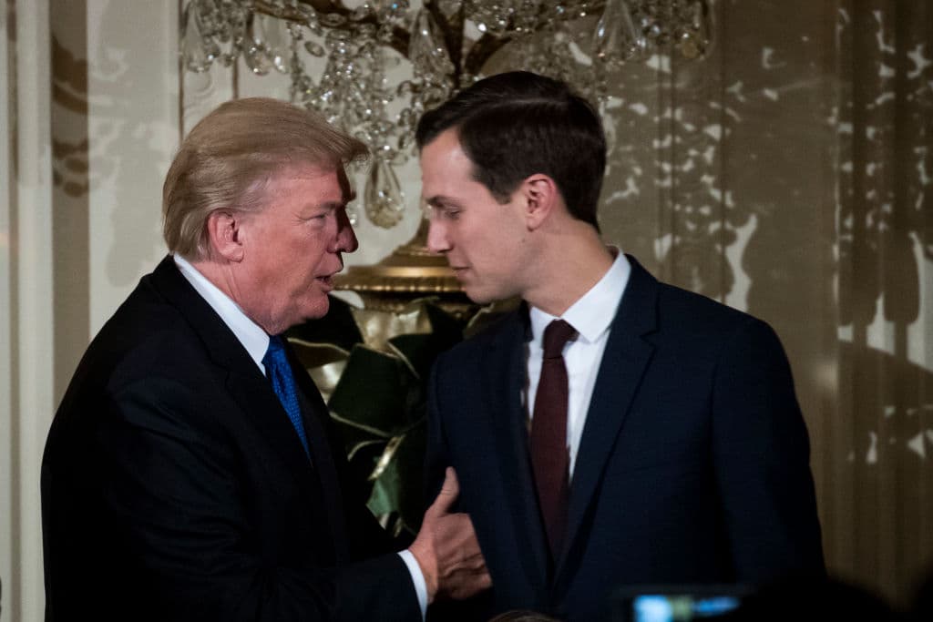El presidente Donald Trump conversa con su yerno y asesor principal de la Casa Blanca, Jared Kushner, en una recepción de Hanukkah en la Casa Blanca, diciembre de 2017 en Washington, DC.