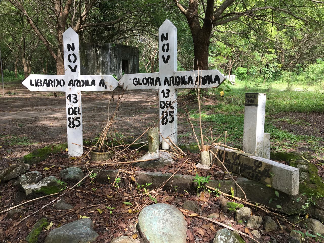 Emotivas ofrendas recuerdan a las personas muertas durante el desastre.