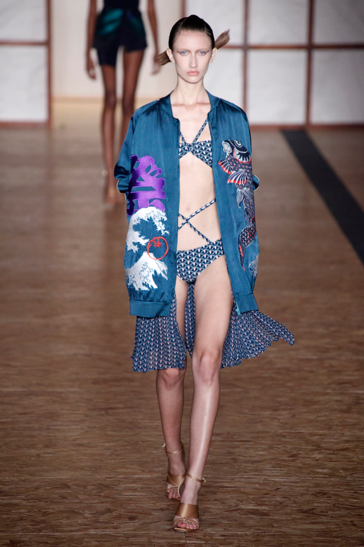 Por último, no olviden que su mejor aliada en la playa es su salida de baño, esa prenda mágica que les permitirá estar cómodas y enseñar justamente lo necesario. Los modelos orientales, las camisas blancas de hombre, los flecos o sacones de seda son algunas de las ofertas más interesantes para este verano 2016.