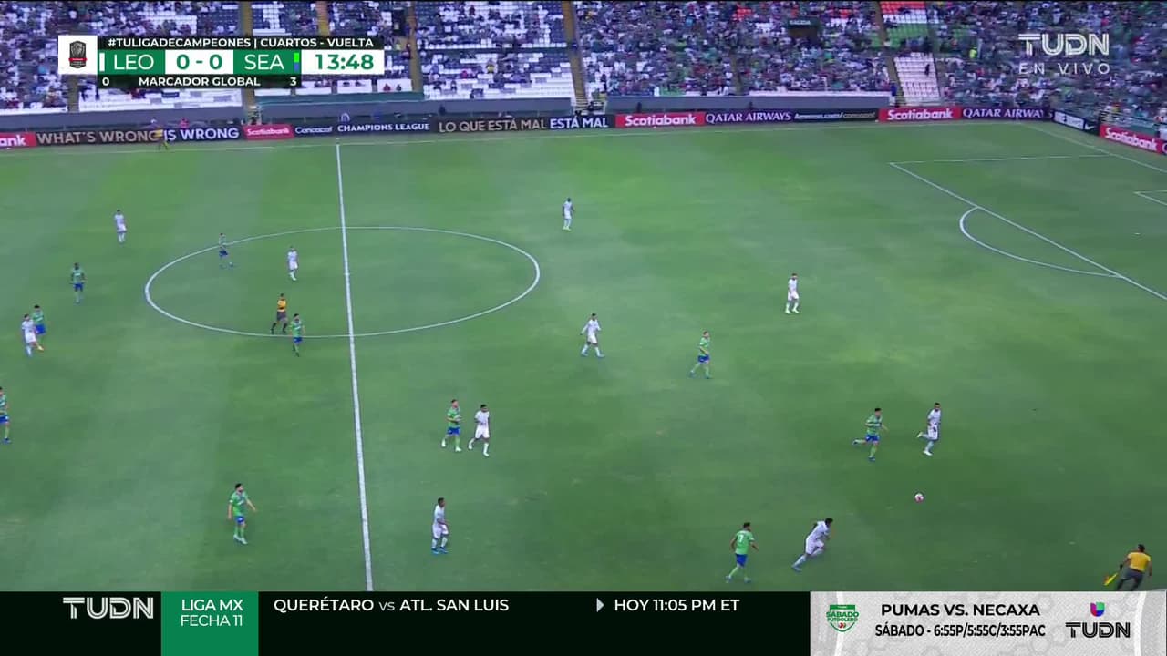 ¡CERCA! Fidel Ambríz disparó que se estrella en el poste.