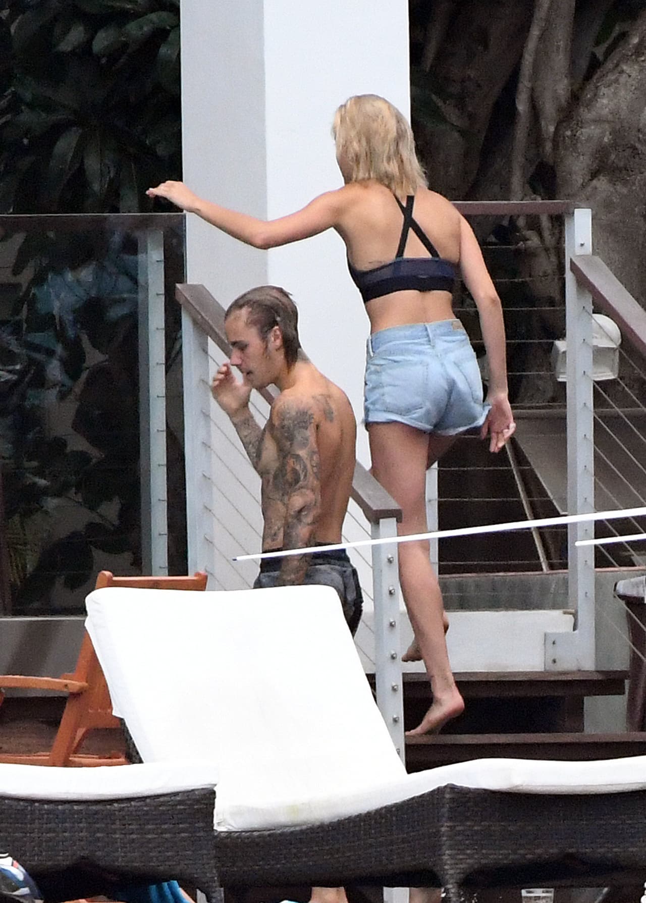 El canadiense de 24 años estuvo de paseo con 
<b>Hailey Baldwin</b>, de 21 años, la modelo por la que supuestamente Bieber y Gómez 
<b><a href="http://www.tmz.com/2017/12/21/justin-bieber-selena-gomez-couples-therapy-fight-over-hailey-baldwin/ ">asistieron a terapia</a> </b>de pareja en diciembre de 2017, en una de sus tantas reconciliaciones.